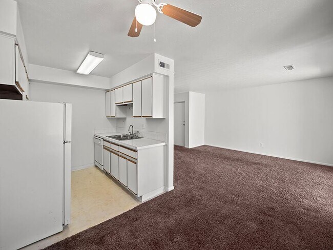 Cocina y comedor - Central Square Apartments