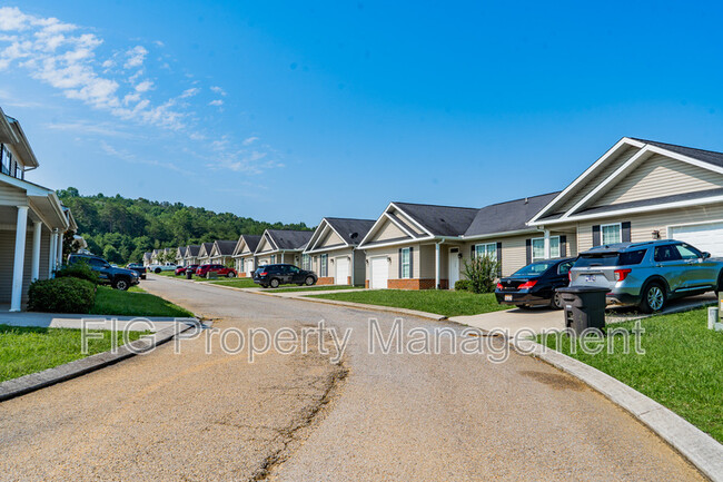 Building Photo - 135 Stonegate Cir