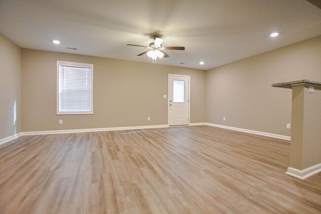 Building Photo - 135 Country Ln