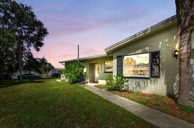 Photo - Charming 3 bedroom 2 bath in North Clearwa... House