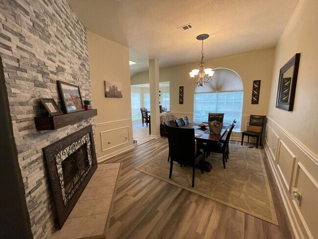 Foto del edificio - 4611 Silverlake Dr