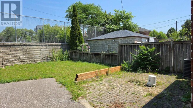 Photo du bâtiment - 739 Vaughan Rd