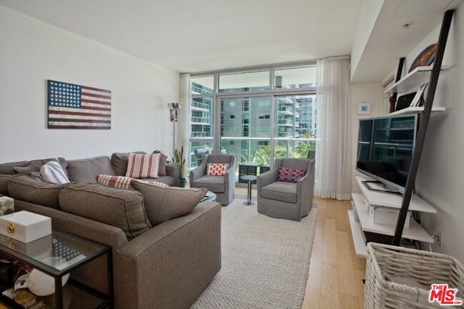 Building Photo - 13700 Marina Pointe Dr