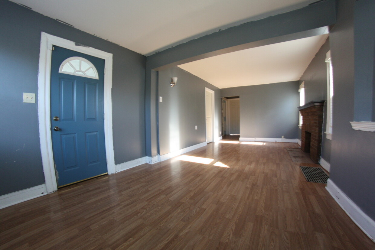 Entry/Family room - 2314 Howey Rd