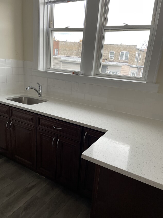 Primary Photo - 2625 W Farragut Ave