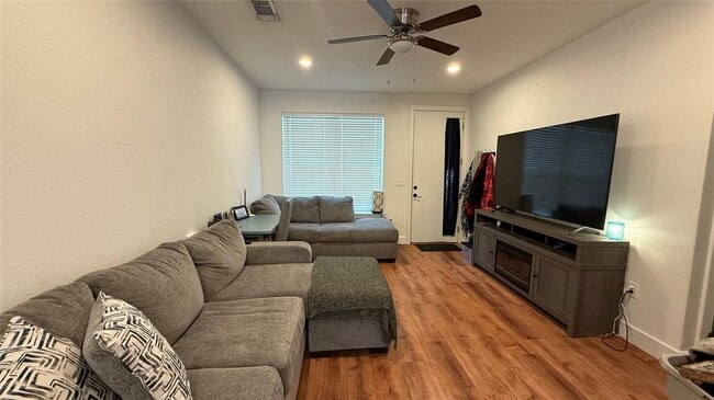 Building Photo - 2415 Ridgeview Dr