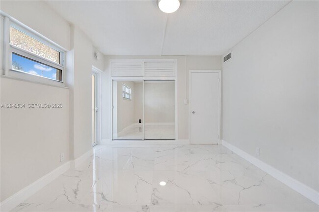 Building Photo - 710 N Ocean Blvd