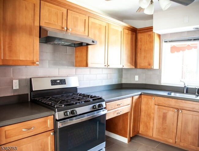 Building Photo - 152 Belleville Ave