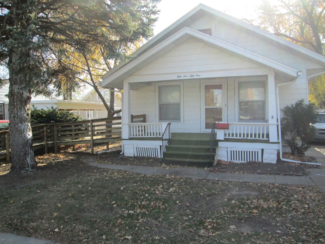 Foto principal - This Home Has 2 Sun Rooms