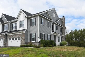 Building Photo - 8 Elizabeth Ln