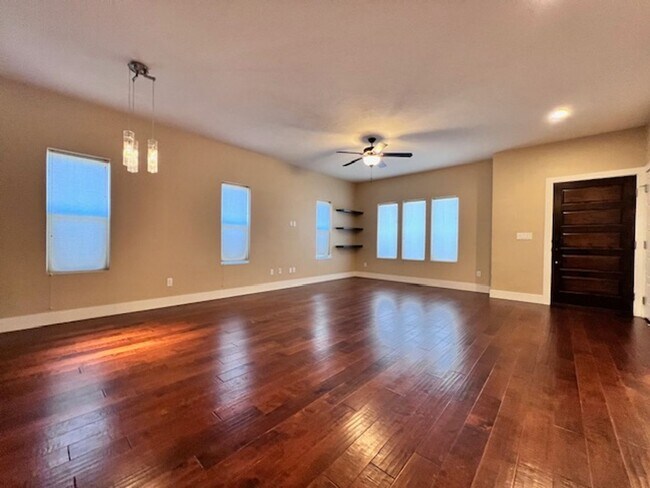Building Photo - Exquisite 3-Bed, 2.5-Bath Home in Prime Bo...