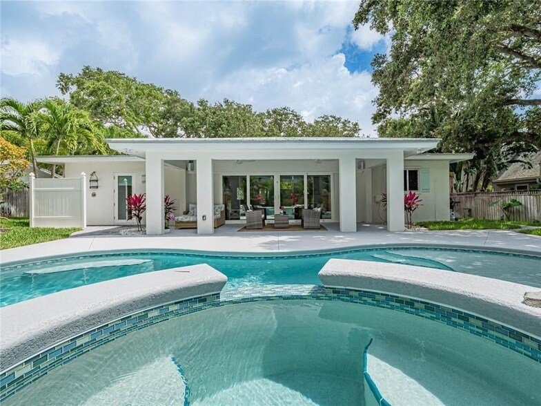 Foto principal - 912 Jasmine Ln