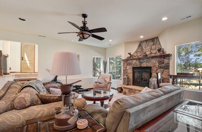 Foto del edificio - 18525 Glenthorne Ln
