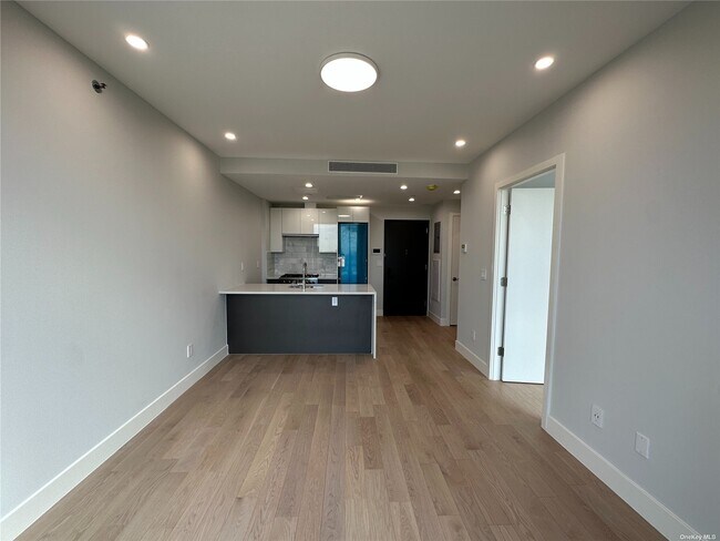 Foto del edificio - 44-15 College Point Blvd