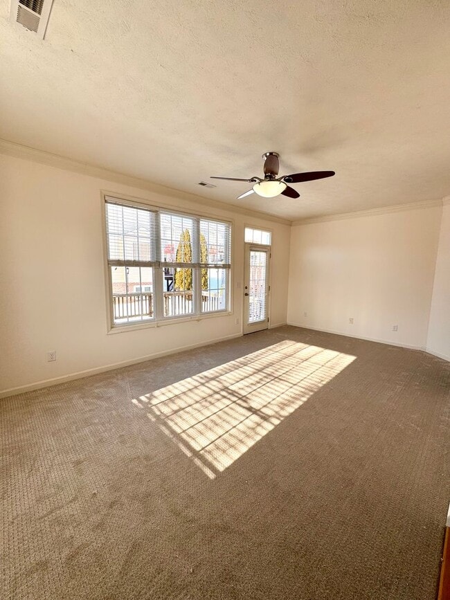 Building Photo - End Unit Townhome for Rent in Taylor Springs