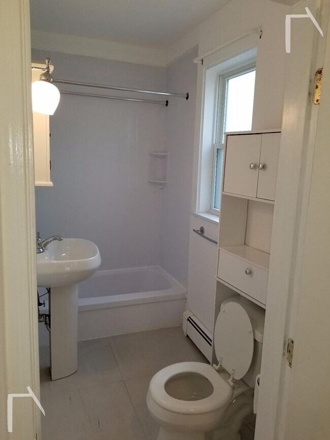 Foto del edificio - In-Unit Washer and Dryer, Heat, Hot Water ...