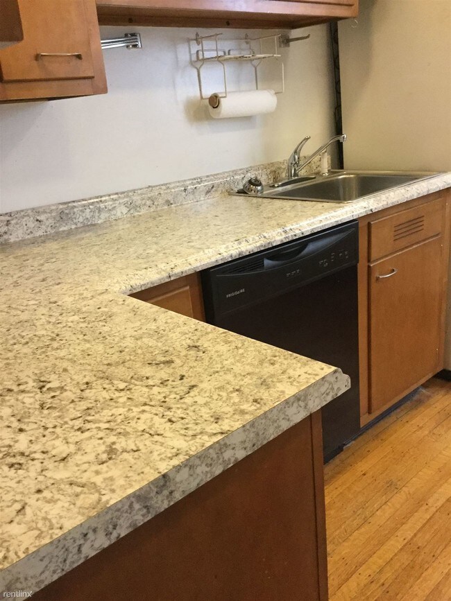 Building Photo - 3 br, 1 bath Triplex - 5700 Darlington Roa...