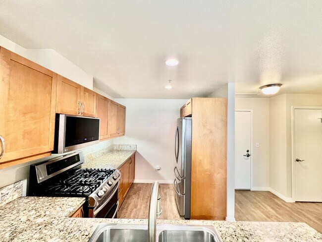 Foto del edificio - Newly Remodeled 2B/2BA condo w/ Reserved P...
