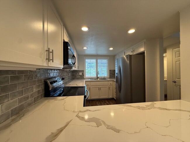 Building Photo - 6917 Pear Tree Dr