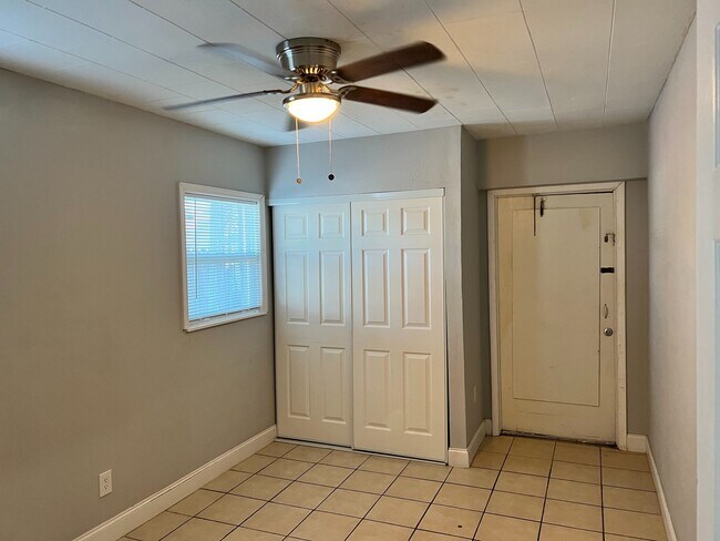 Building Photo - 405 S Cirus Ave