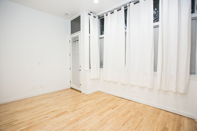Photo - Amazing Wicker park 1 Bedroom with Patio Apartment