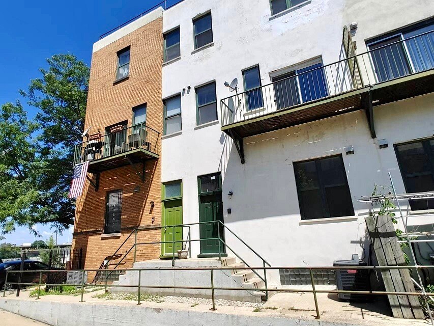 Primary Photo - 3131 S Benson St