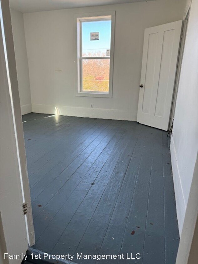 Foto principal - 3 br, 1.5 bath House - 400 South Vine Stre...