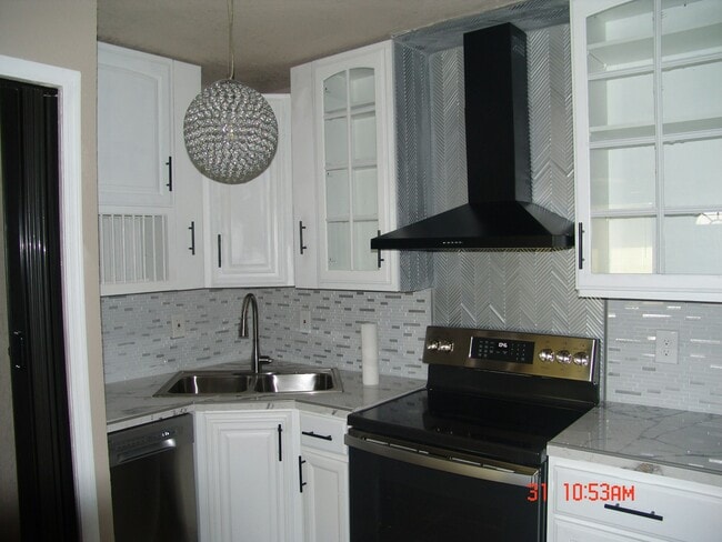 Building Photo - 630 S Morris
