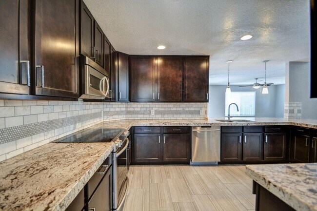 Foto del edificio - Offering 3 spacious bedrooms, 2.5 baths, l...