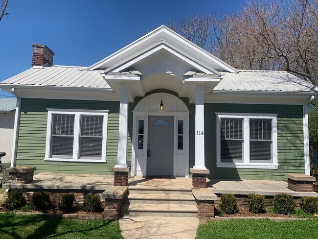 Foto del edificio - 2 Bed House with 1 Bonus Room! Walking dis...