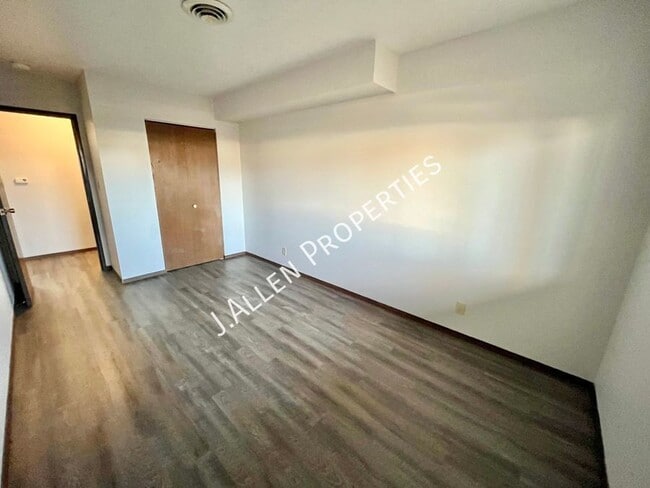 Building Photo - Rarely Available 1 bed, 1 bath