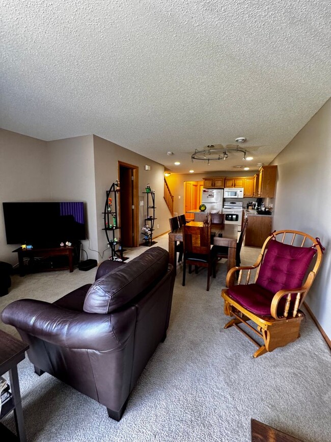 Foto del edificio - Affordable Non-smoking townhouse in SW Rochester 2beds 2 baths 1 car attached garage washer dryer...