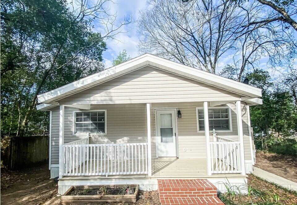 Gorgeous 3bed 1 and a half bath home. - Gorgeous 3bed 1 and a half bath home.