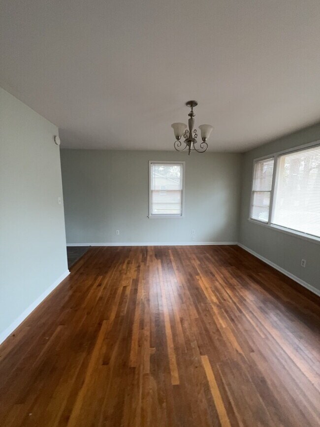 Foto del edificio - 130 Armstrong Dr