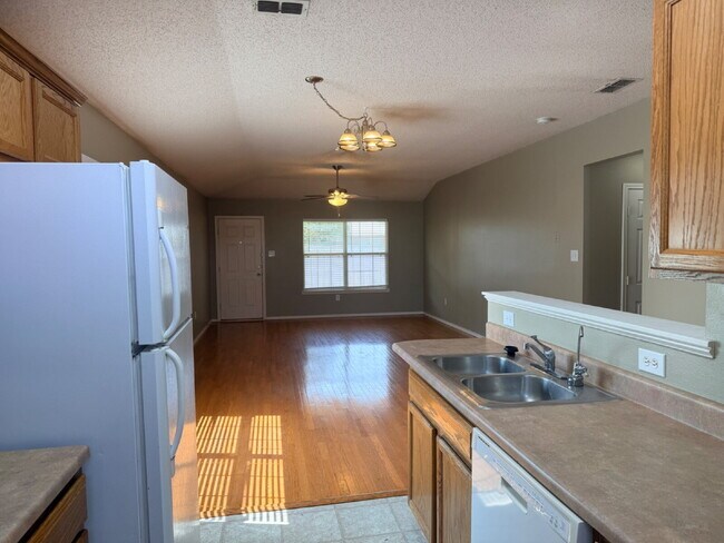 Building Photo - "Charming 3-Bed, 2-Bath Home in Lubbock's Serene Neighborhood – 1,315 Sq Ft of Comfortable Living!"