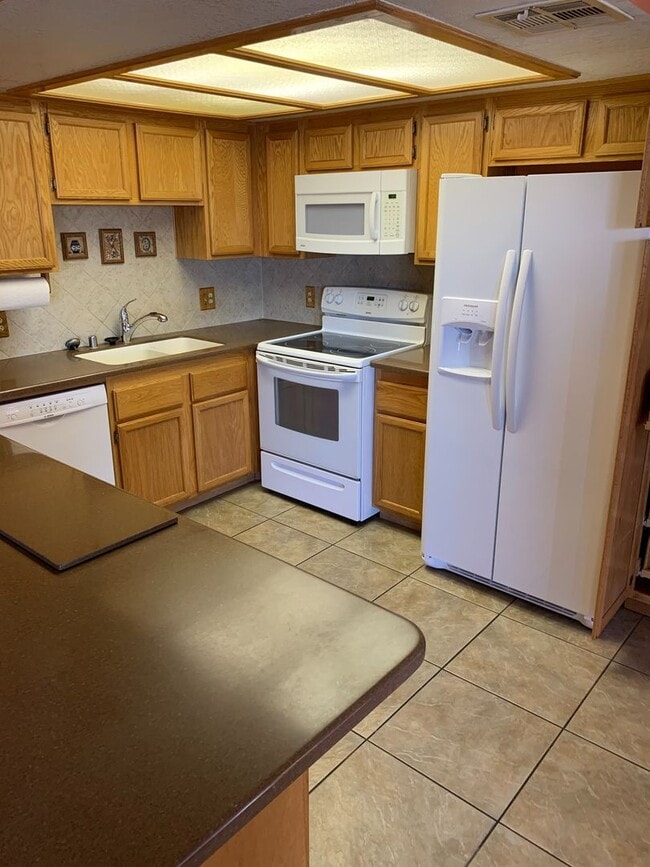 Building Photo - Beautiful upper level larger 2 bedroom, 2 ...