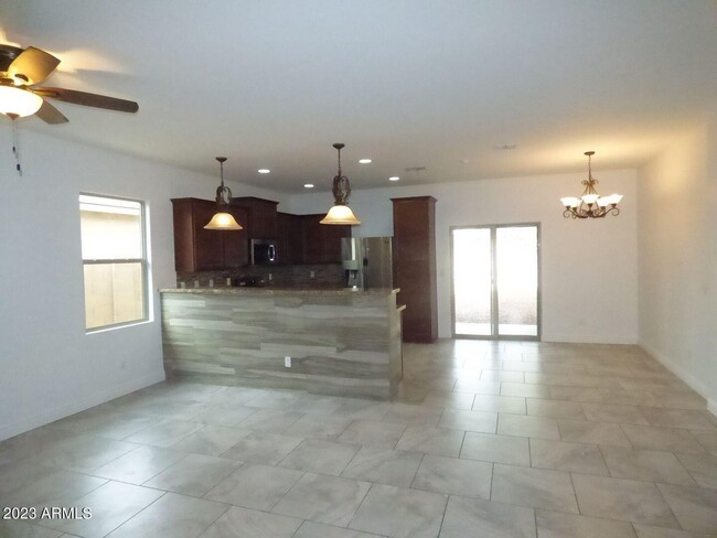 Foto del edificio - 24520 W Sheraton Ln