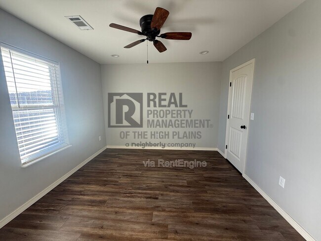 Foto del edificio - 13057 Raymond Rd