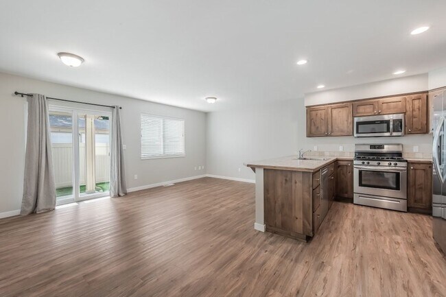 Foto del edificio - 3 bed 2.5 bath Townhome Central CDA