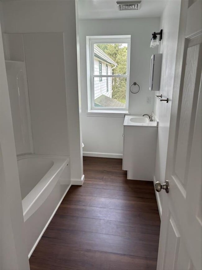 Building Photo - Newly Remodeled house - Available now