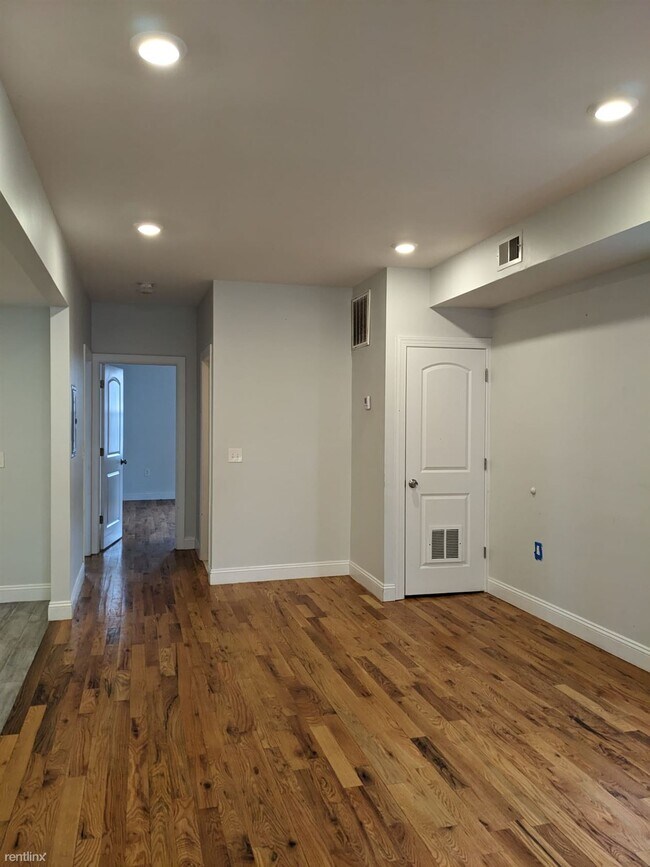 Building Photo - 5 br, 2 bath Duplex - 94 Smith St Apt 2 Ap...