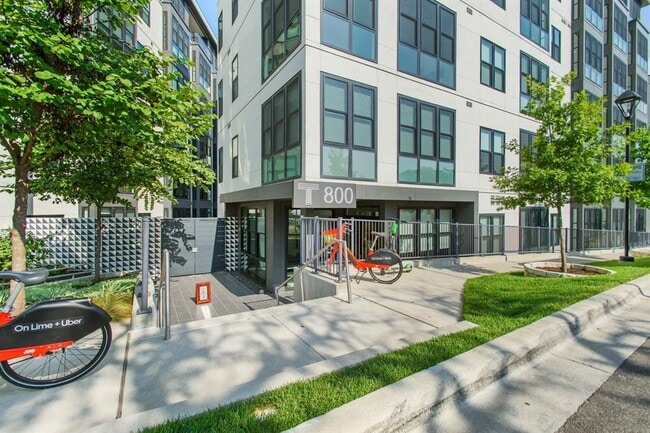 Foto del edificio - 800 Embassy Dr