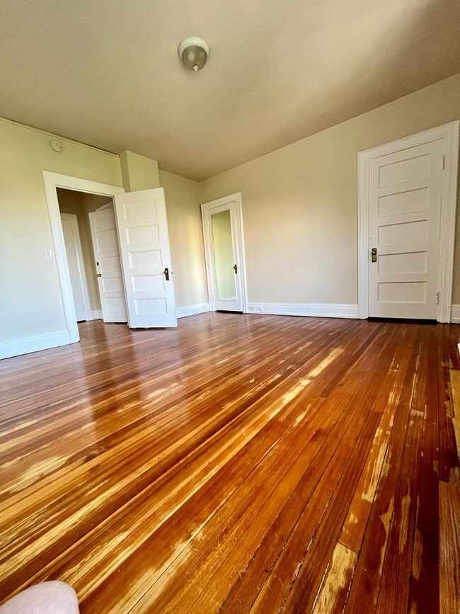 Building Photo - Corner Unit One Bedroom Apartment Availabl...