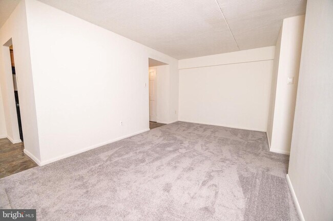 Building Photo - 3101 Valley Dr