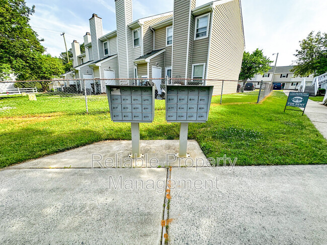 Building Photo - 379 S Moore St