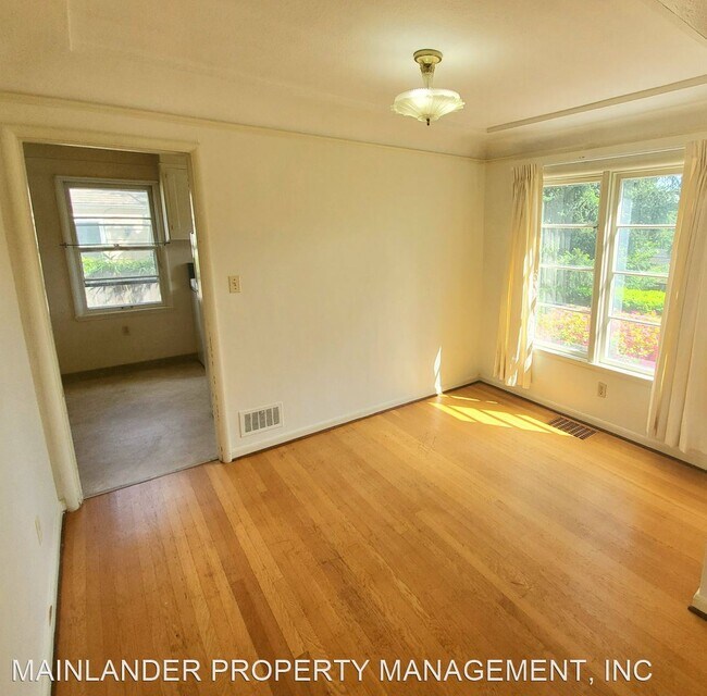 Foto del edificio - 3 br, 1 bath House - 525 SW BANCROFT STREET