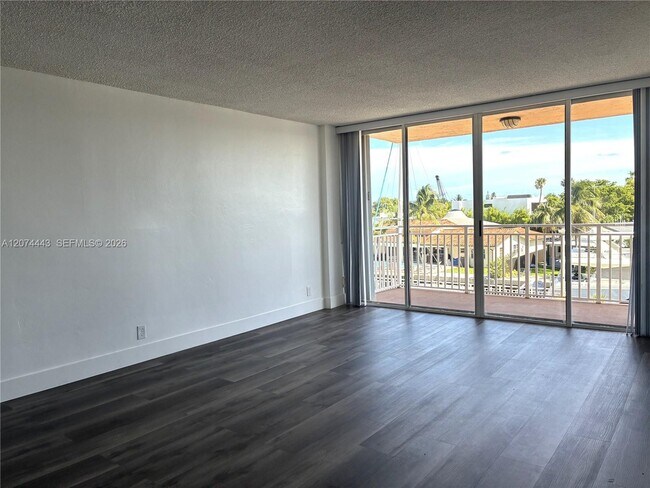 Foto del edificio - 2450 NE 135th St