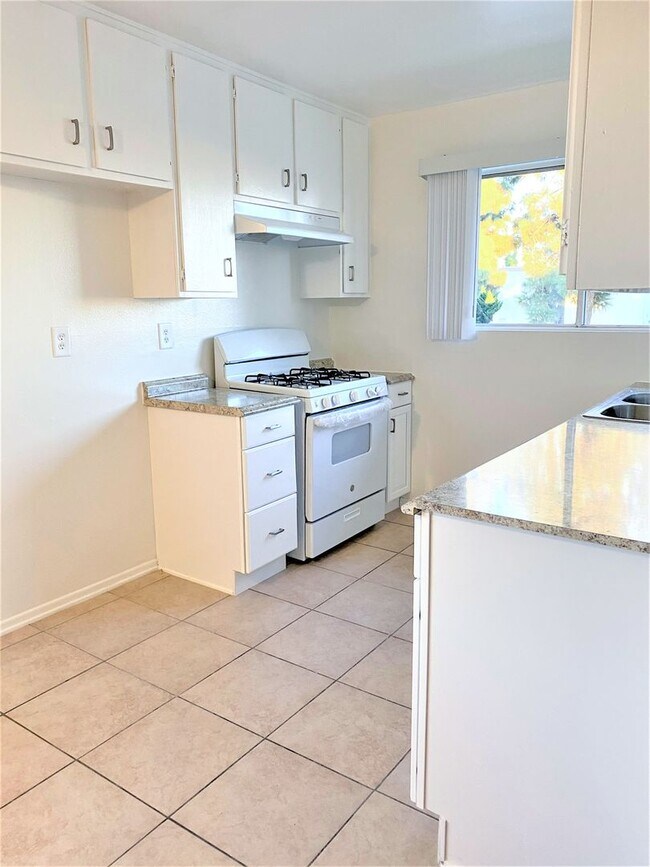 Building Photo - 1BED/1BATH Apartment in N. Oxnard (2nd Lev...