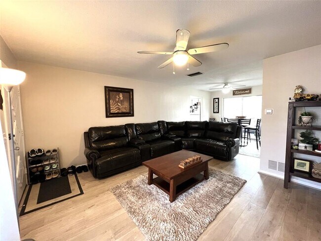 Foto del edificio - 1595 Idle Dr NE