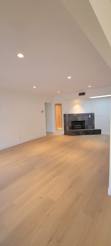 Primary Photo - 1262 S Barrington Ave